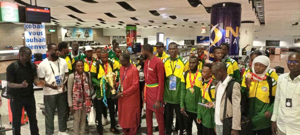 KIGALI 2022: Accueil de l'équipe nationale par le Maire de Yène à l'AIBD - Image 2